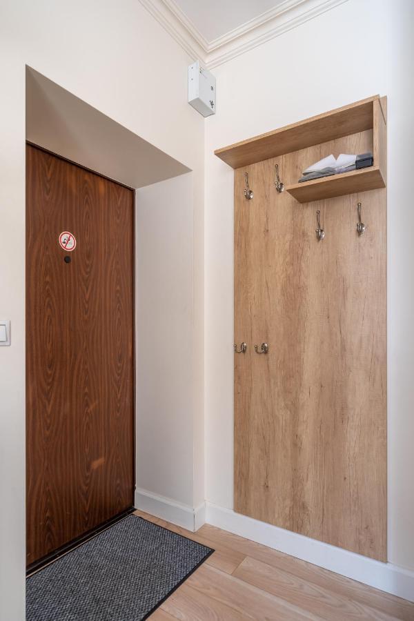 Stylish Studio Close To City Center, Cafes & Parks & Local Dining Riga Bagian luar foto