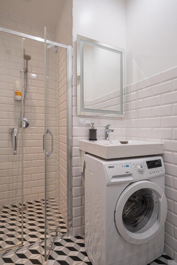Stylish Studio Close To City Center, Cafes & Parks & Local Dining Riga Bagian luar foto