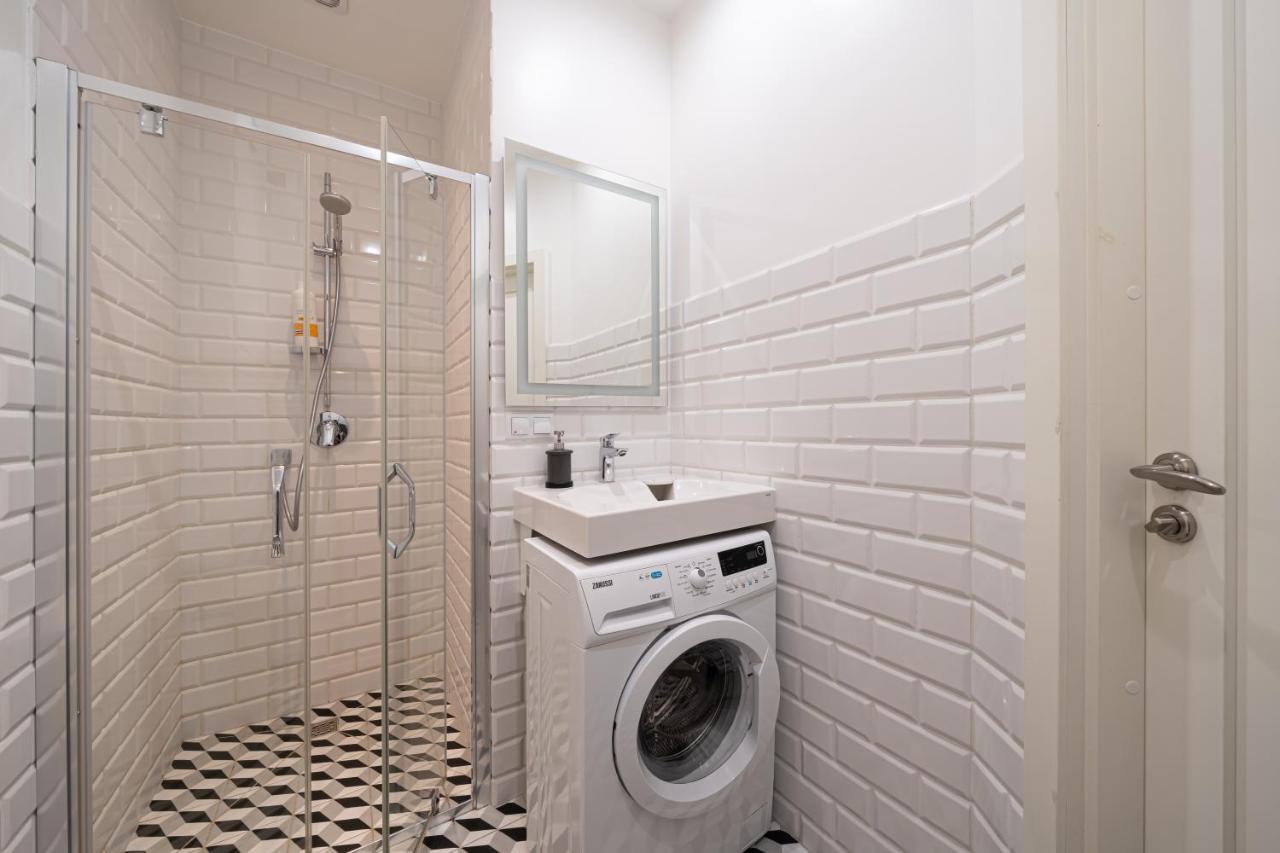 Stylish Studio Close To City Center, Cafes & Parks & Local Dining Riga Bagian luar foto