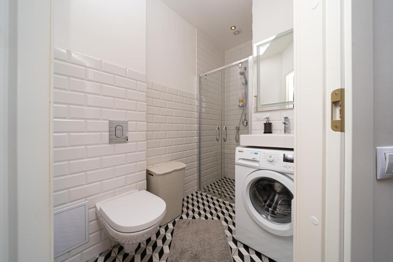 Stylish Studio Close To City Center, Cafes & Parks & Local Dining Riga Bagian luar foto