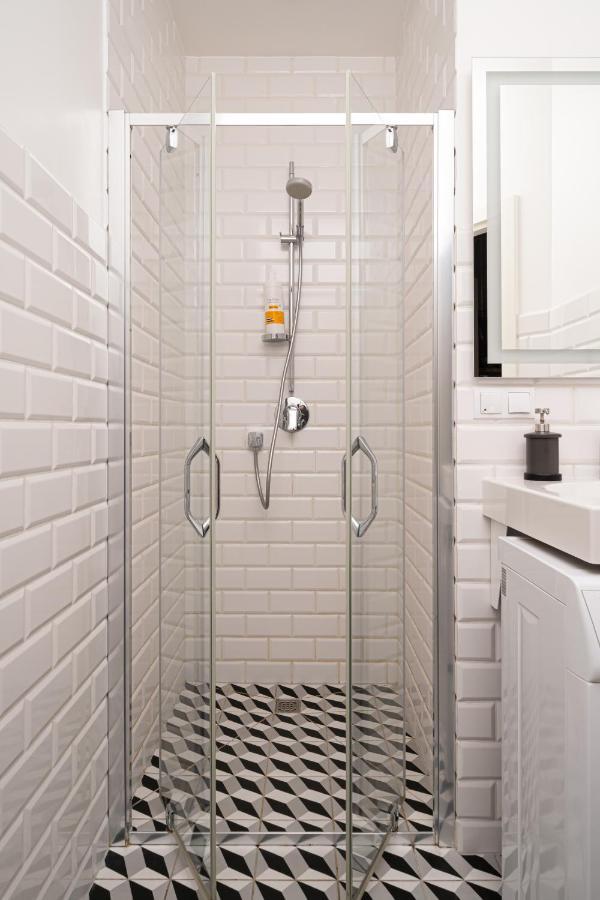 Stylish Studio Close To City Center, Cafes & Parks & Local Dining Riga Bagian luar foto